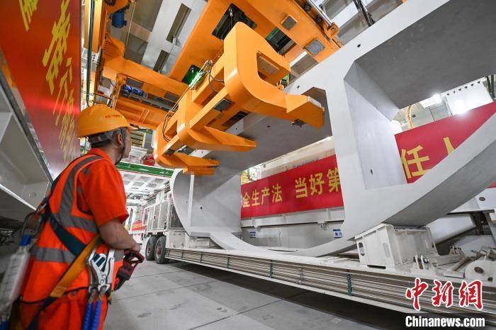 皇冠信用网出租_浙江宁波：世界最长海底高铁隧道进入海域段盾构施工