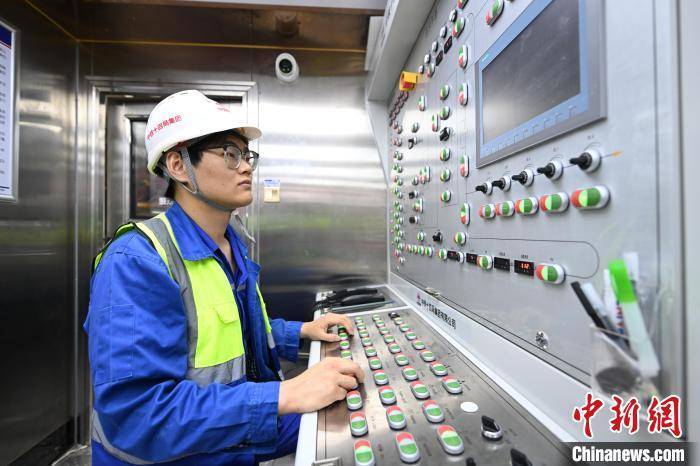 皇冠信用网出租_浙江宁波：世界最长海底高铁隧道进入海域段盾构施工