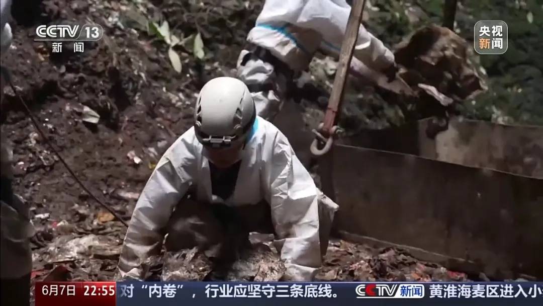 皇冠球网怎么做代理_张家界一天然溶洞垃圾堆积皇冠球网怎么做代理，当地一村支书威胁谁来天坑拍照就打，官方通报：已停职检查