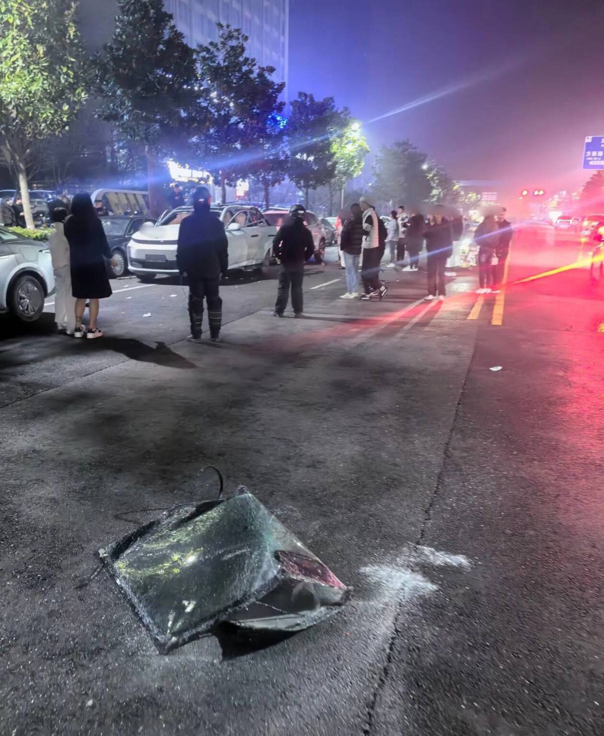 世界杯足球代理 _西安街头一新能源车凌晨突发爆响世界杯足球代理 ，挡风玻璃震裂掉落，车企客服称车内有不安全物品，警方介入调查，网传部分信息与实际不符